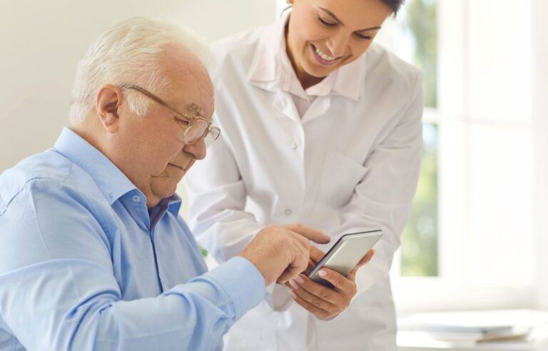 Técnicas de cuidados y atención del adulto mayor | Vitalmed Chile
